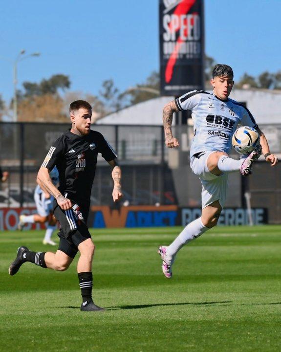 Riestra le ganoacute a Central Coacuterdoba y es liacuteder del Grupo B en el Torneo Clausura