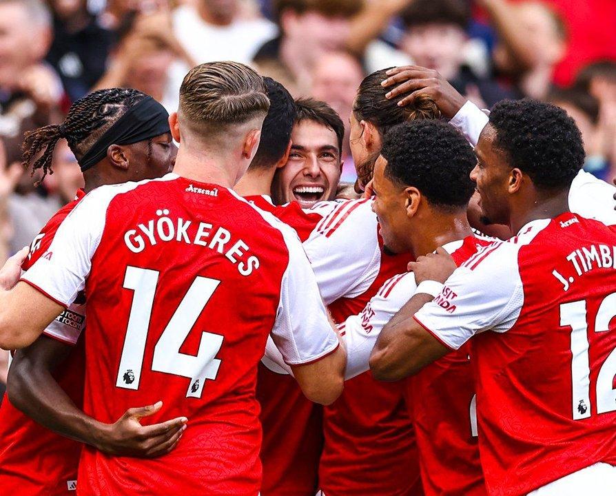 El Arsenal goleoacute al Nottingham Forest y quedoacute momentaacuteneamente como liacuteder de la Premier League