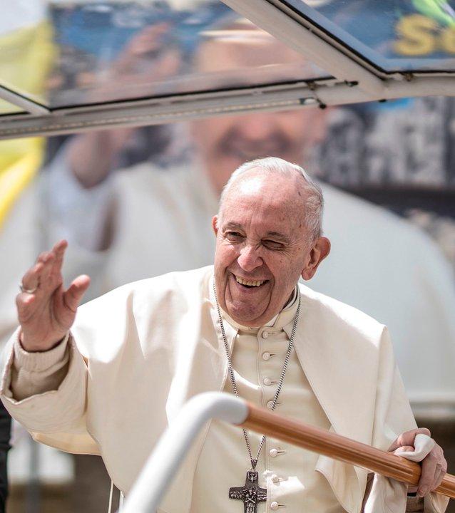 El rostro del papa Francisco aparecioacute en el cielo del Vaticano 