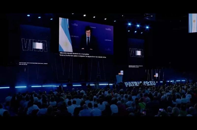 Milei participoacute por video de un acto de VOX y calificoacute a Charlie Kirk como ldquomaacutertir de la libertad