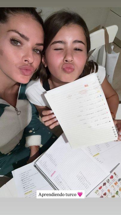 La China Suaacuterez presumioacute a sus hijos aprendiendo turco