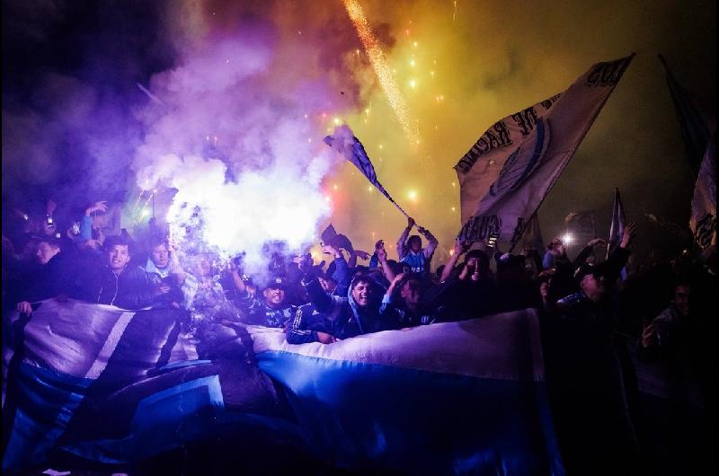 Impresionante banderazo de los hinchas de Racing previo al duelo ante Veacutelez por Copa Libertadores