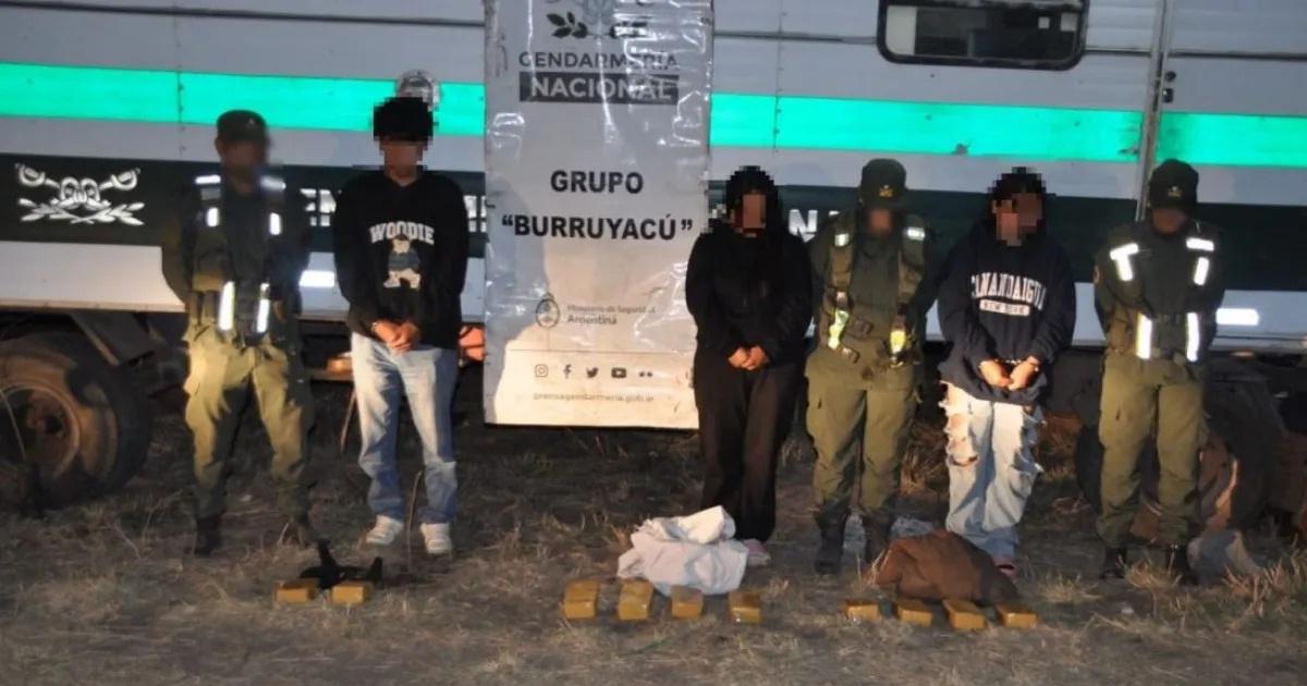 Cuatro ciudadanos bolivianos detenidos en Tucumaacuten salieron de Jujuy con 16 kilos de cocaiacutena