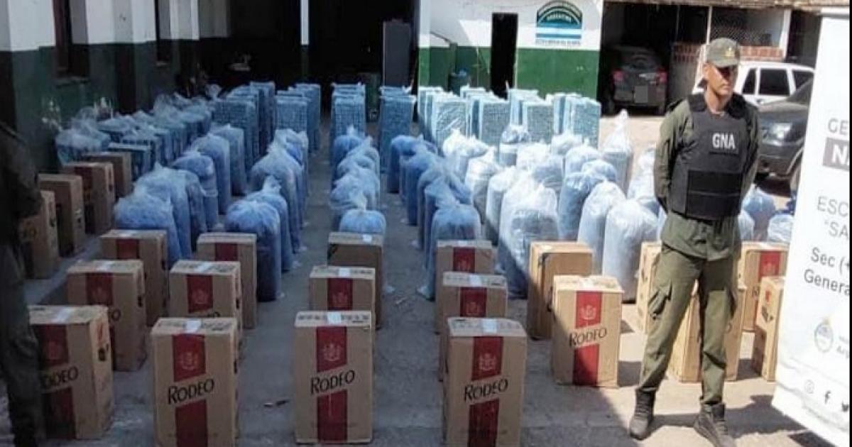 Incautan 10 kilos de droga y maacutes de una tonelada de hojas de coca