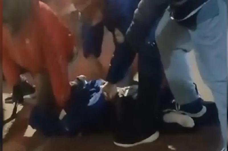 Lo sorprendieron robando fue linchado y terminoacute hospitalizado
