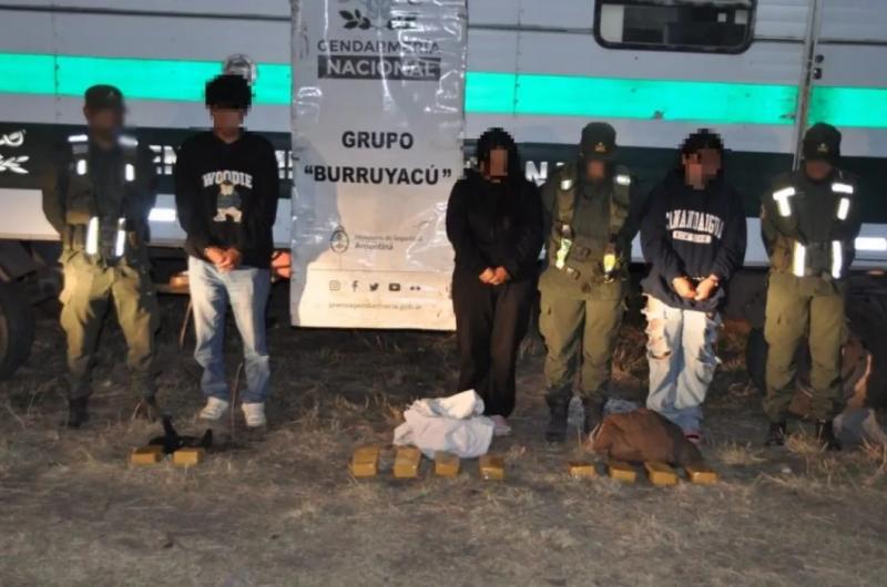 Cuatro ciudadanos bolivianos detenidos en Tucumaacuten salieron de Jujuy con 16 kilos de cocaiacutena