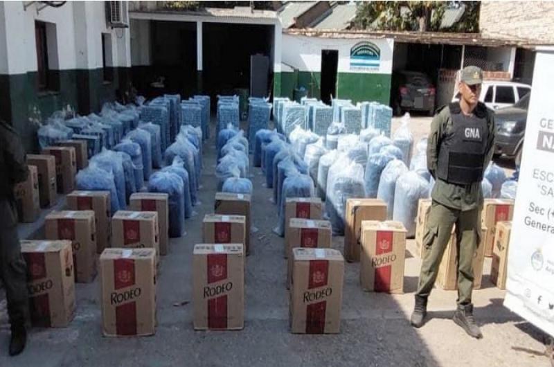 Incautan 10 kilos de droga y maacutes de una tonelada de hojas de coca