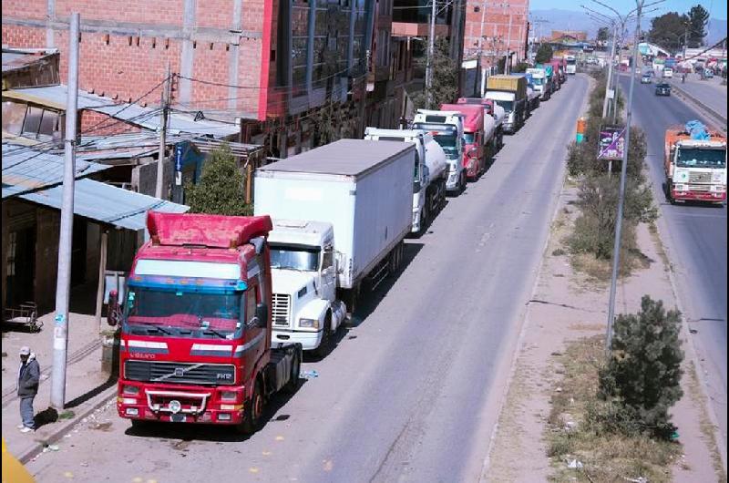 Ocho de cada diez camiones en Bolivia estaacuten parados por la falta de dieacutesel