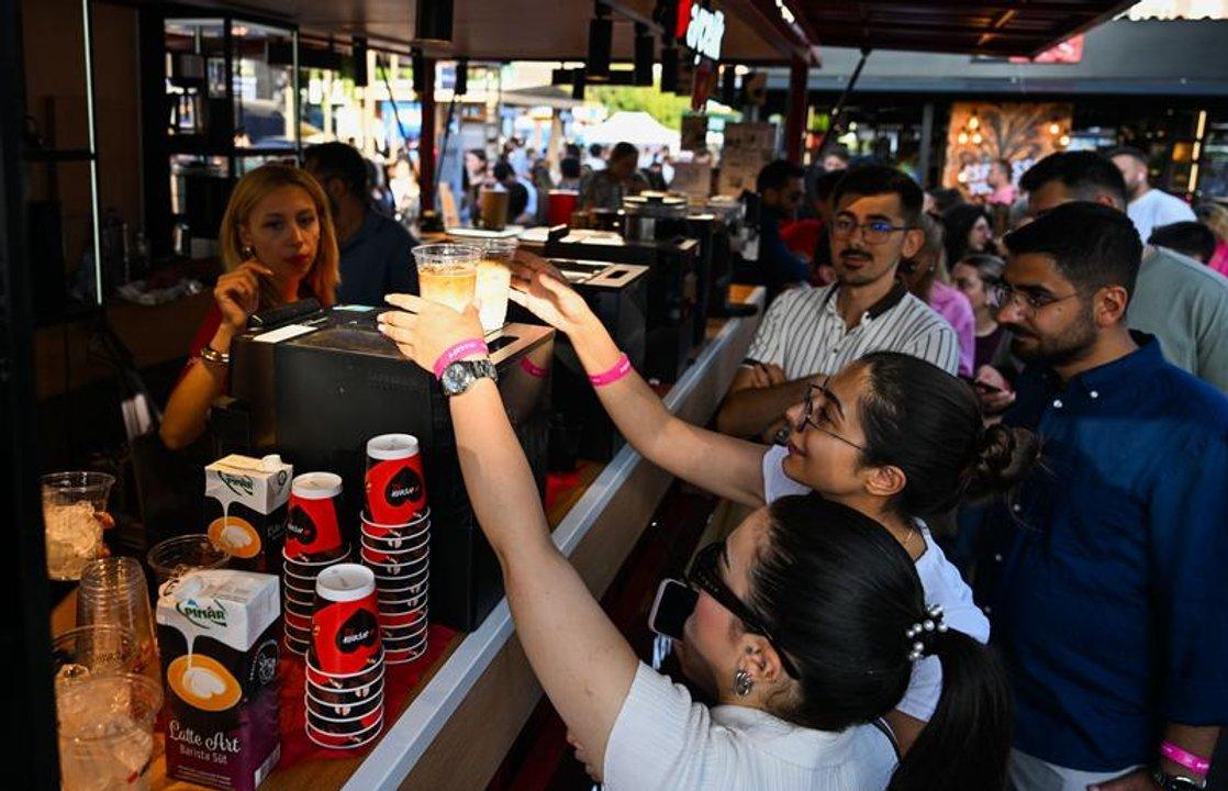 Cadena de cafeteriacuteas china lanza tienda temaacutetica de cafeacute brasilentildeo en Aacuterea de la Gran Bahiacutea