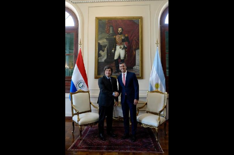 Javier Milei mantuvo un encuentro bilateral con Santiago Pentildea en Paraguay
