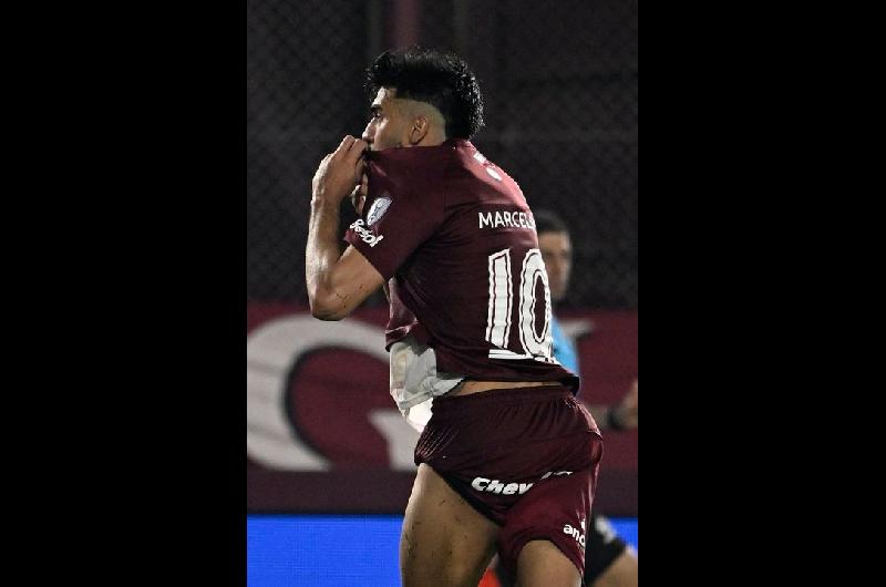 Video- El agoacutenico gol de Marcelino Moreno que valioacute un triunfo de Lanuacutes ante Fluminense