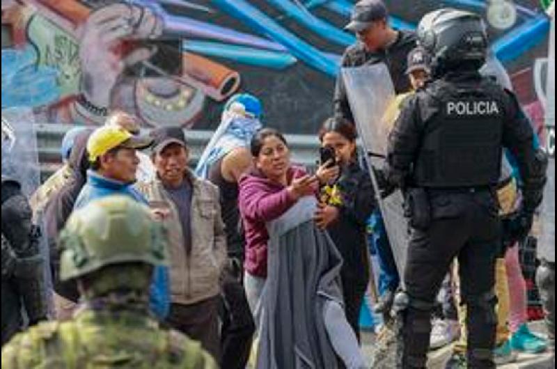 Ecuador afrontoacute el segundo diacutea de cierres viales por protestas de transportistas