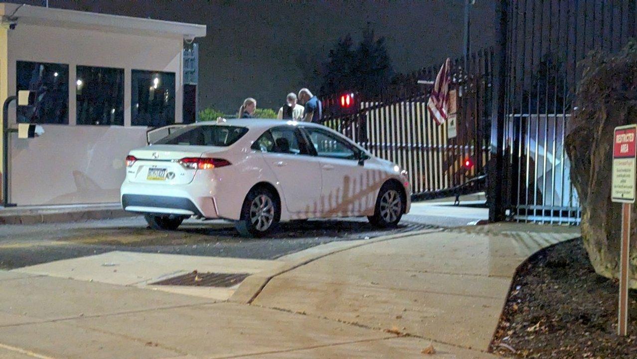 Un conductor estrelloacute su automoacutevil contra la cerca de entrada de un edificio del FBI en Pittsburgh
