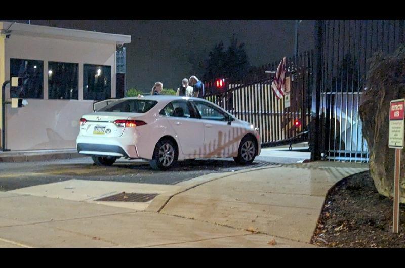 Un conductor estrelloacute su automoacutevil contra la cerca de entrada de un edificio del FBI en Pittsburgh