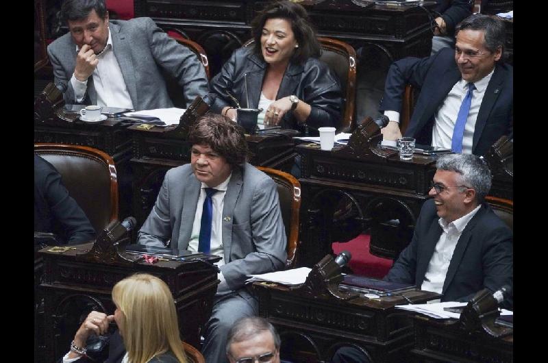 El ldquovoto con pelucardquo- el show de un diputado peronista en el Congreso