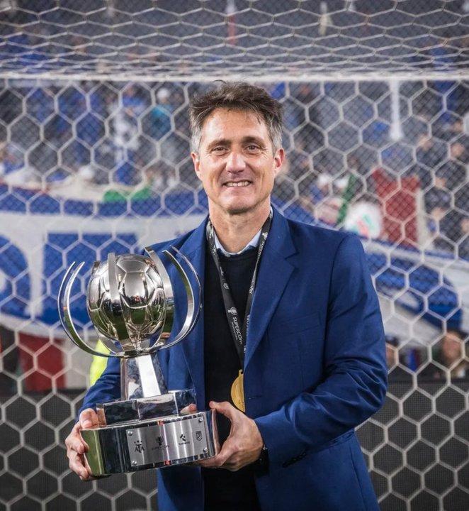 El historial como entrenador de Guillermo Barros Schelotto en el Cilindro ante Racing ilusiona a todo Veacutelez
