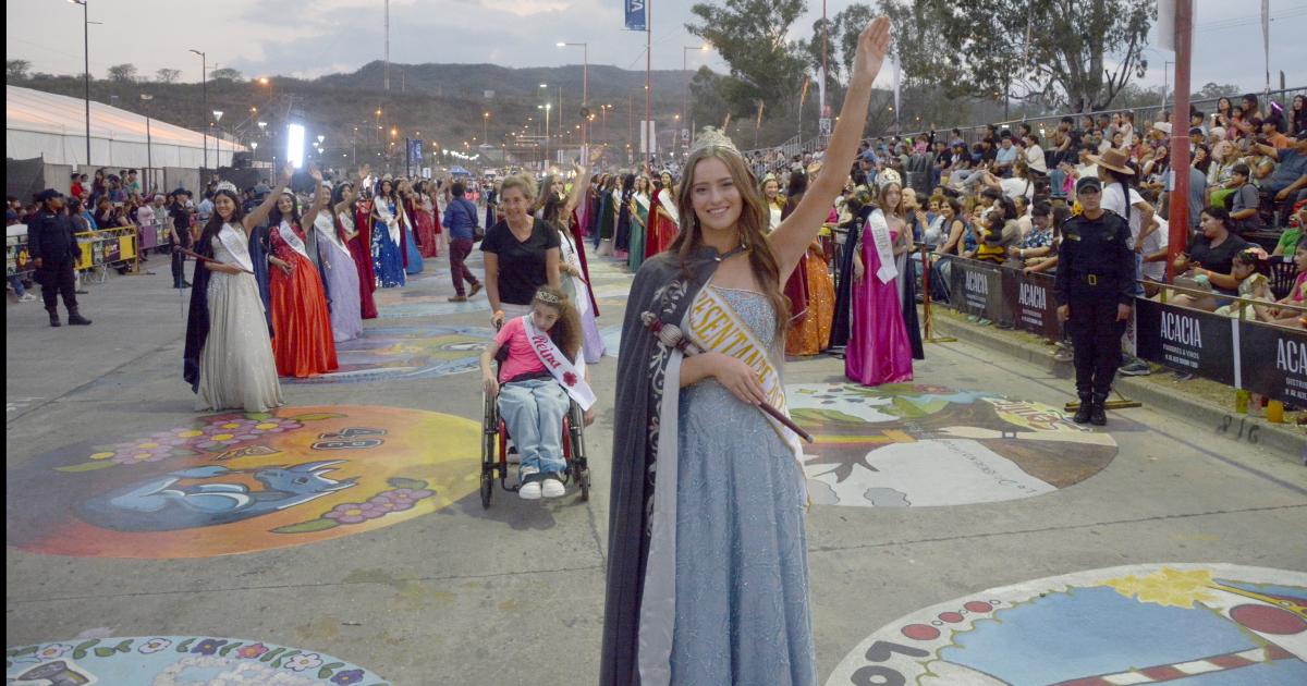 El desfile Bienvenida Primavera fue color alegriacutea e inclusioacuten 