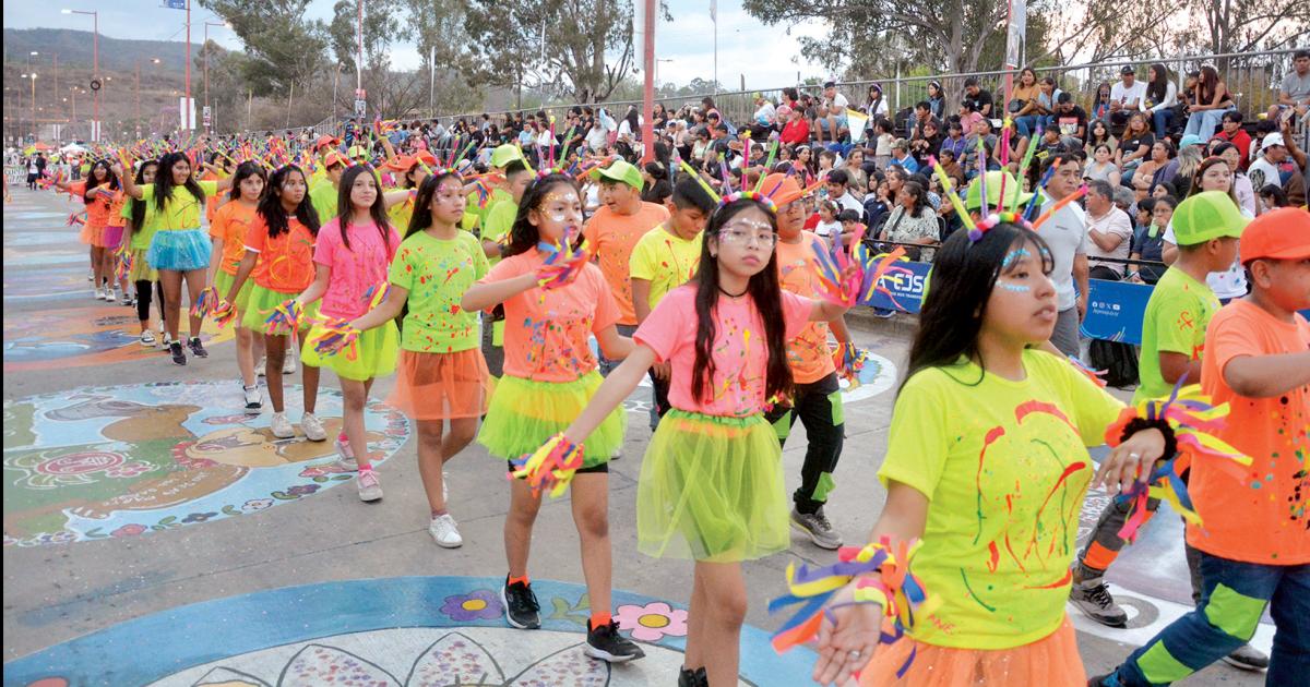 El desfile Bienvenida Primavera fue color alegriacutea e inclusioacuten 