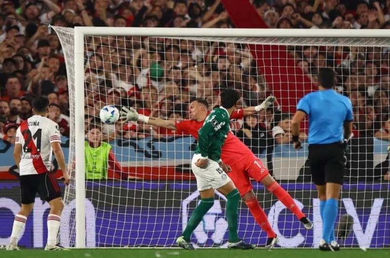 River perdioacute con Palmeiras pero todaviacutea sigue con vida