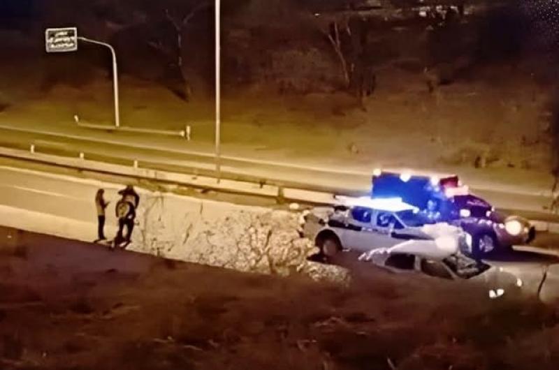 Hallan sin vida a un hombre en ruta 9 e investigan si se arrojoacute desde el puente