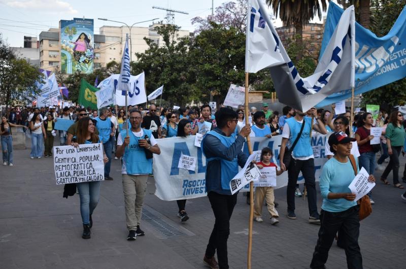 En Jujuy tambieacuten marcharon en defensa de la educacioacuten puacuteblica
