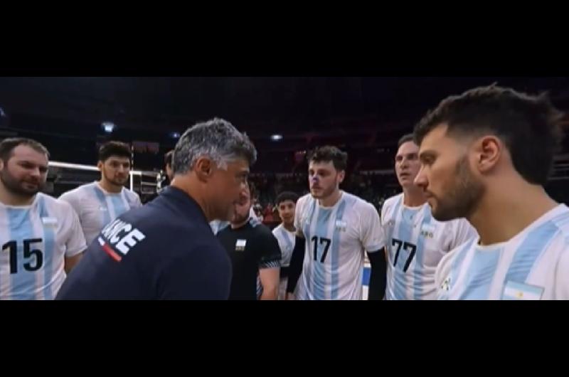 El gesto del entrenador de Francia que frenoacute la celebracioacuten de Argentina en pleno Mundial de Voacuteley