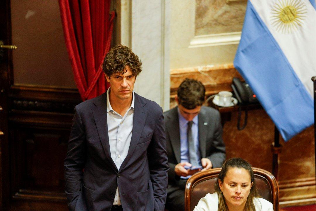 Martiacuten Lousteau contra el ministro Luis Caputo- ldquoEn lugar de tuitear tanto que venga al Congresordquo
