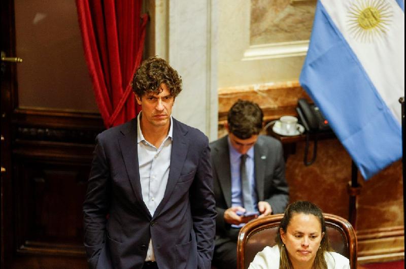 Martiacuten Lousteau contra el ministro Luis Caputo- ldquoEn lugar de tuitear tanto que venga al Congresordquo