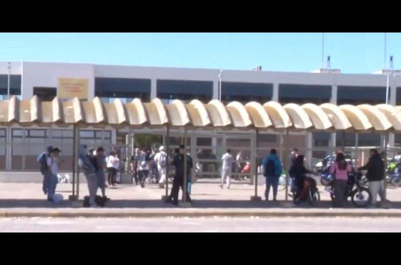 La fiebre del doacutelar hace estragos en el consumo y arrecian los telegramas de despidos  