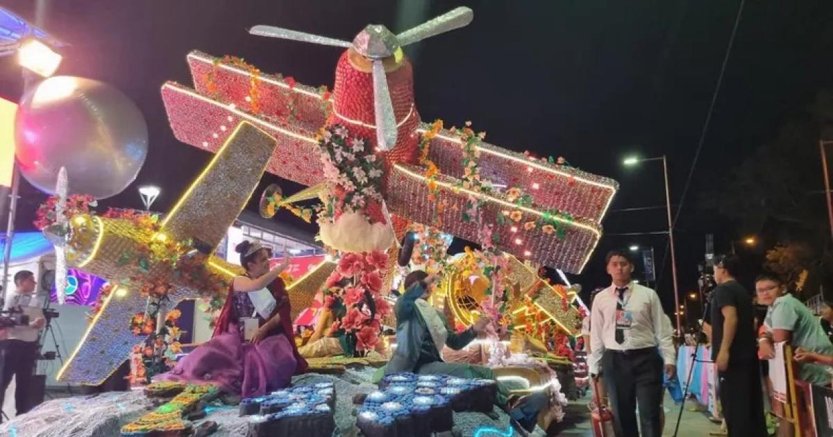 Magniacutefico segundo desfile de carrozas en Ciudad Cultural