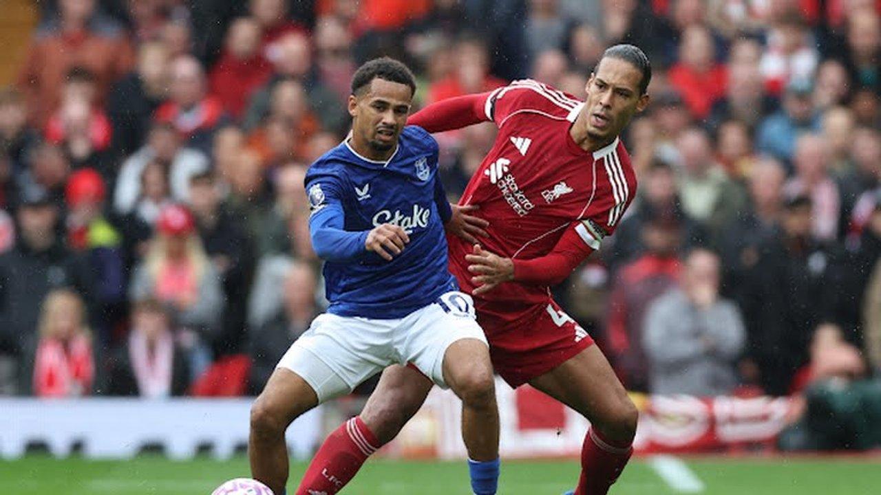Premier League- Liverpool mantiene la punta tras vencer 2-1 al Everton 