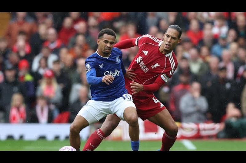 Premier League- Liverpool mantiene la punta tras vencer 2-1 al Everton 