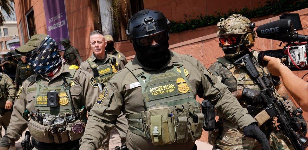 California prohiacutebe uso de maacutescaras a agentes de inmigracioacuten
