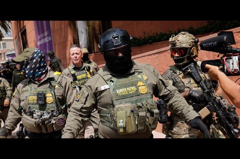 California prohiacutebe uso de maacutescaras a agentes de inmigracioacuten