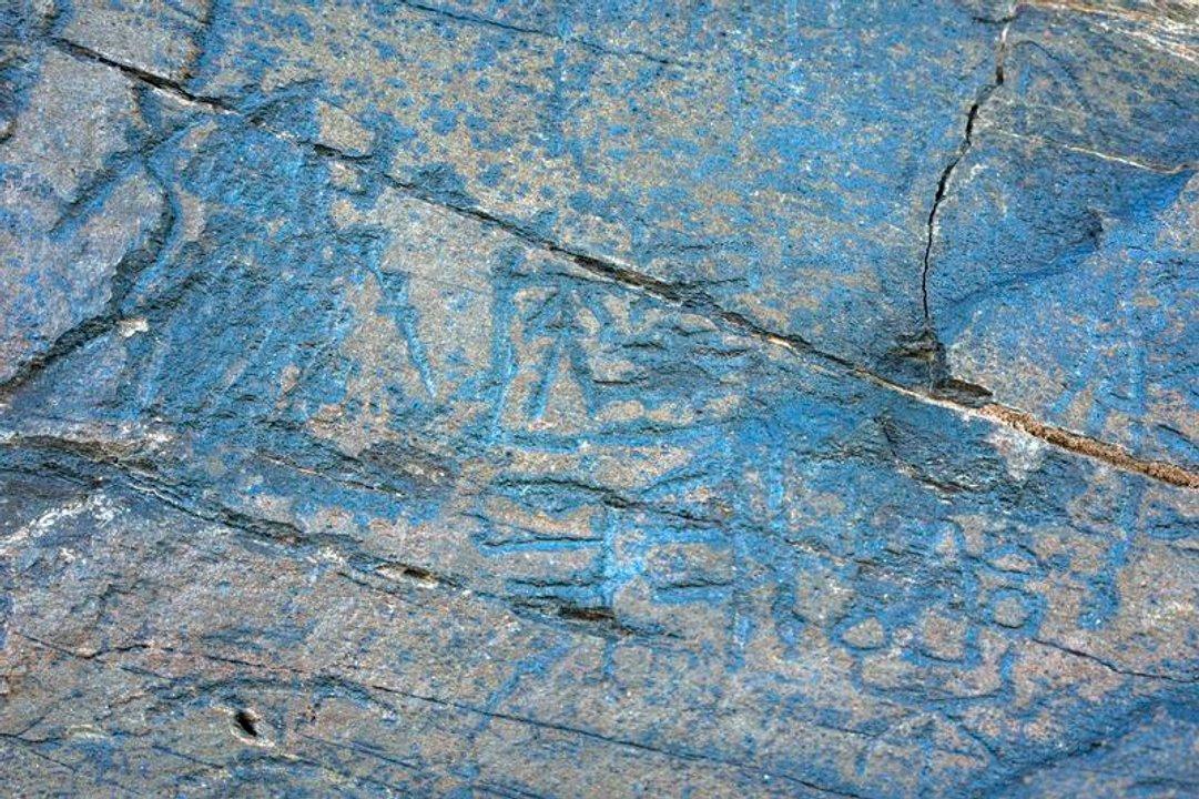 China- descubrieron una piedra grabada de 2200 antildeos de antiguumledad