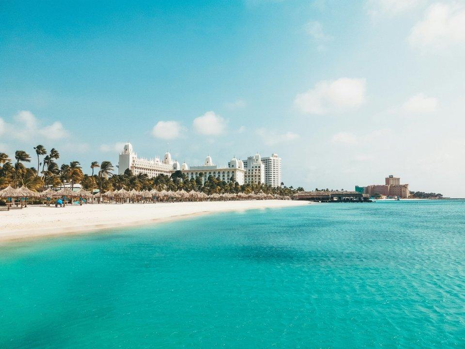 La disparada del doacutelar no frena los viajes al exterior premium- furor por los paquetes a Aruba