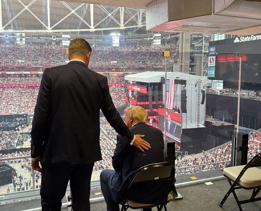 Donald Trump presente en el multitudinario funeral de Charlie Kirk
