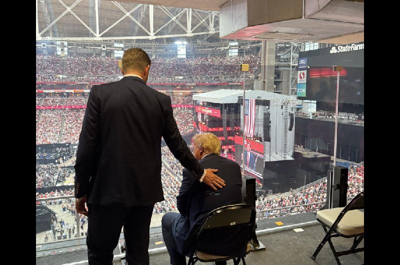 Donald Trump presente en el multitudinario funeral de Charlie Kirk