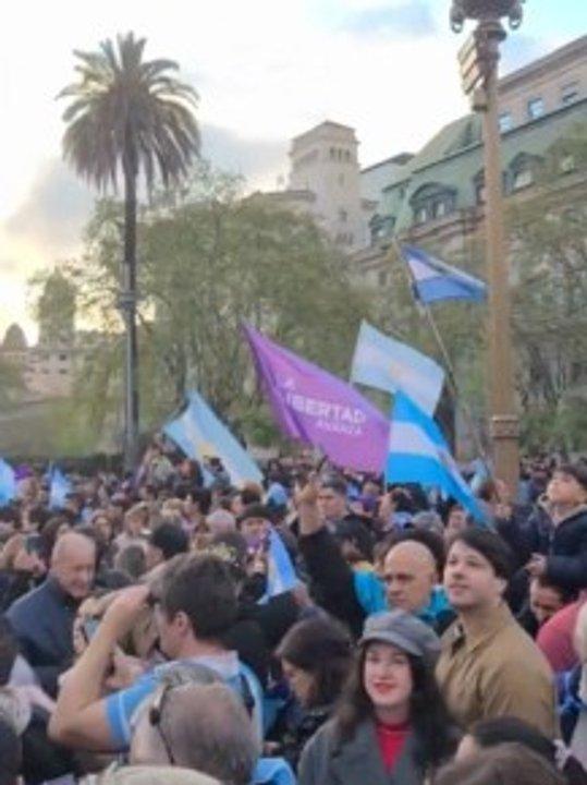 Un grupo de libertarios se reunieron frente a Casa Rosada en apoyo a Javier Milei