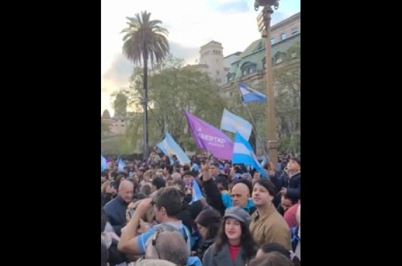 Un grupo de libertarios se reunieron frente a Casa Rosada en apoyo a Javier Milei