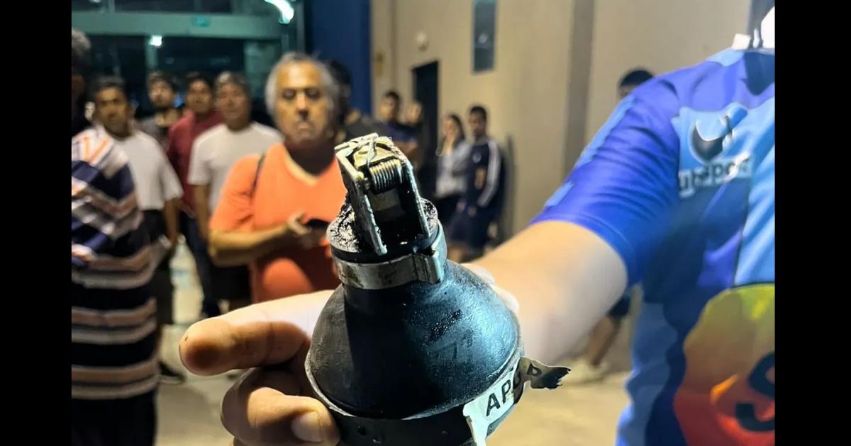 Identificaron al policiacutea que arrojoacute el gas lacrimoacutegeno a la tribuna del Lobo