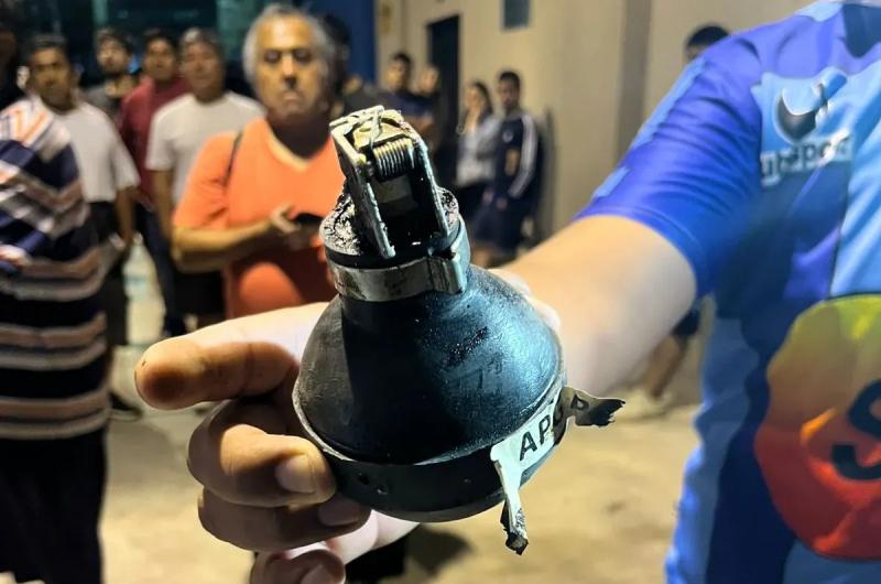 Identificaron al policiacutea que arrojoacute el gas lacrimoacutegeno a la tribuna del Lobo