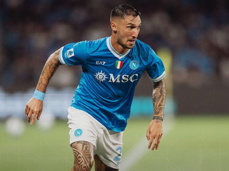 Napoli superoacute a Pisa y se mantiene como el uacutenico liacuteder de la Serie A