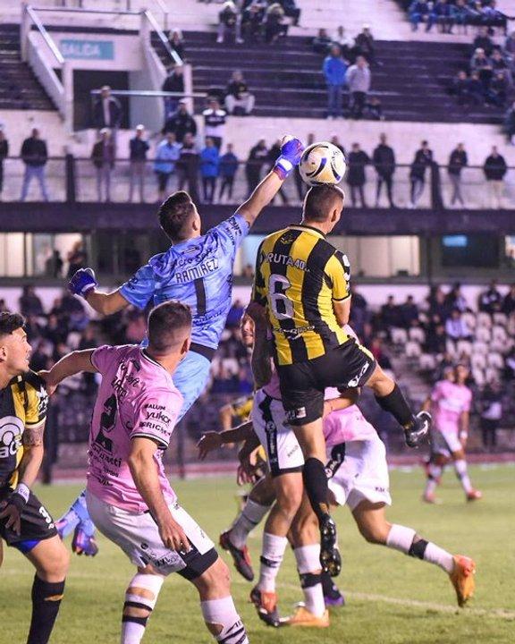 Primera Nacional- Con nueve jugadores Dvo Madryn igualoacute con All Boys y sigue liacuteder de la Zona A
