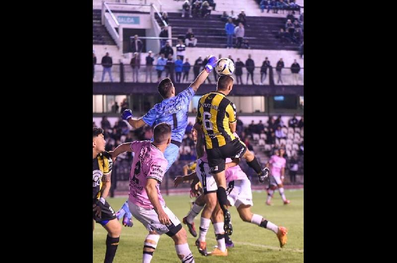Primera Nacional- Con nueve jugadores Dvo Madryn igualoacute con All Boys y sigue liacuteder de la Zona A