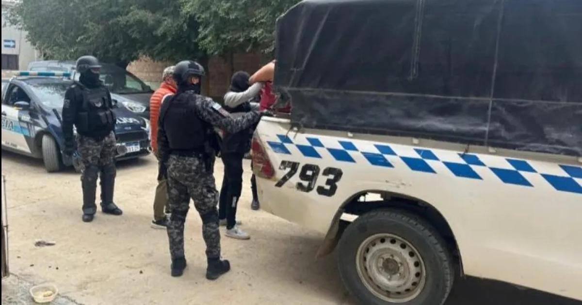 Instructor deportivo detenido acusado de abusar de su hija menor de edad