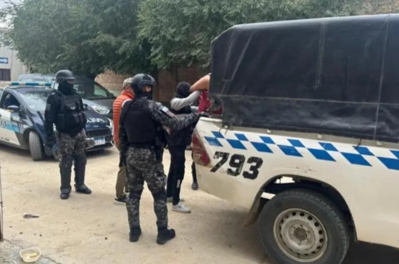 Instructor deportivo detenido acusado de abusar de su hija menor de edad