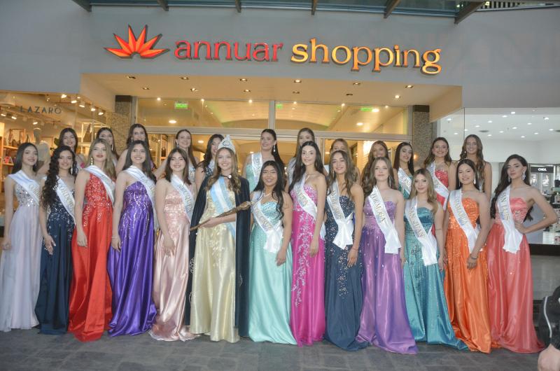 El puacuteblico pudo admirar la belleza de las Representantes Nacionales