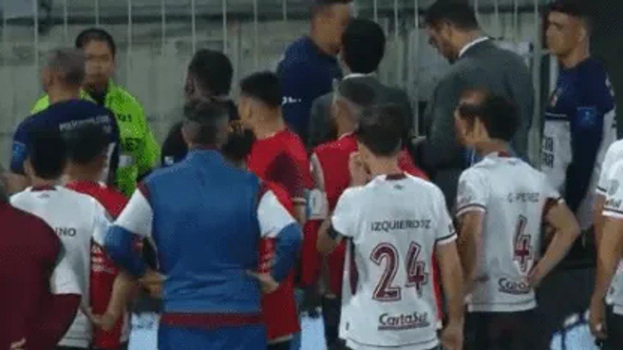 Video- Fuerte represioacuten policial a los hinchas de Lanuacutes en el Maracanaacute