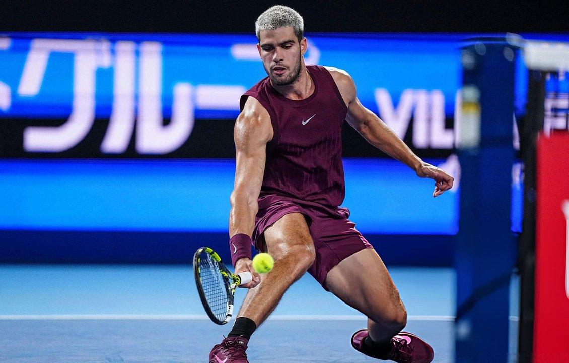 Carlos Alcaraz superoacute a Sebastiaacuten Baacuteez en su debut en Tokio y encendioacute las alarmas por su tobillo